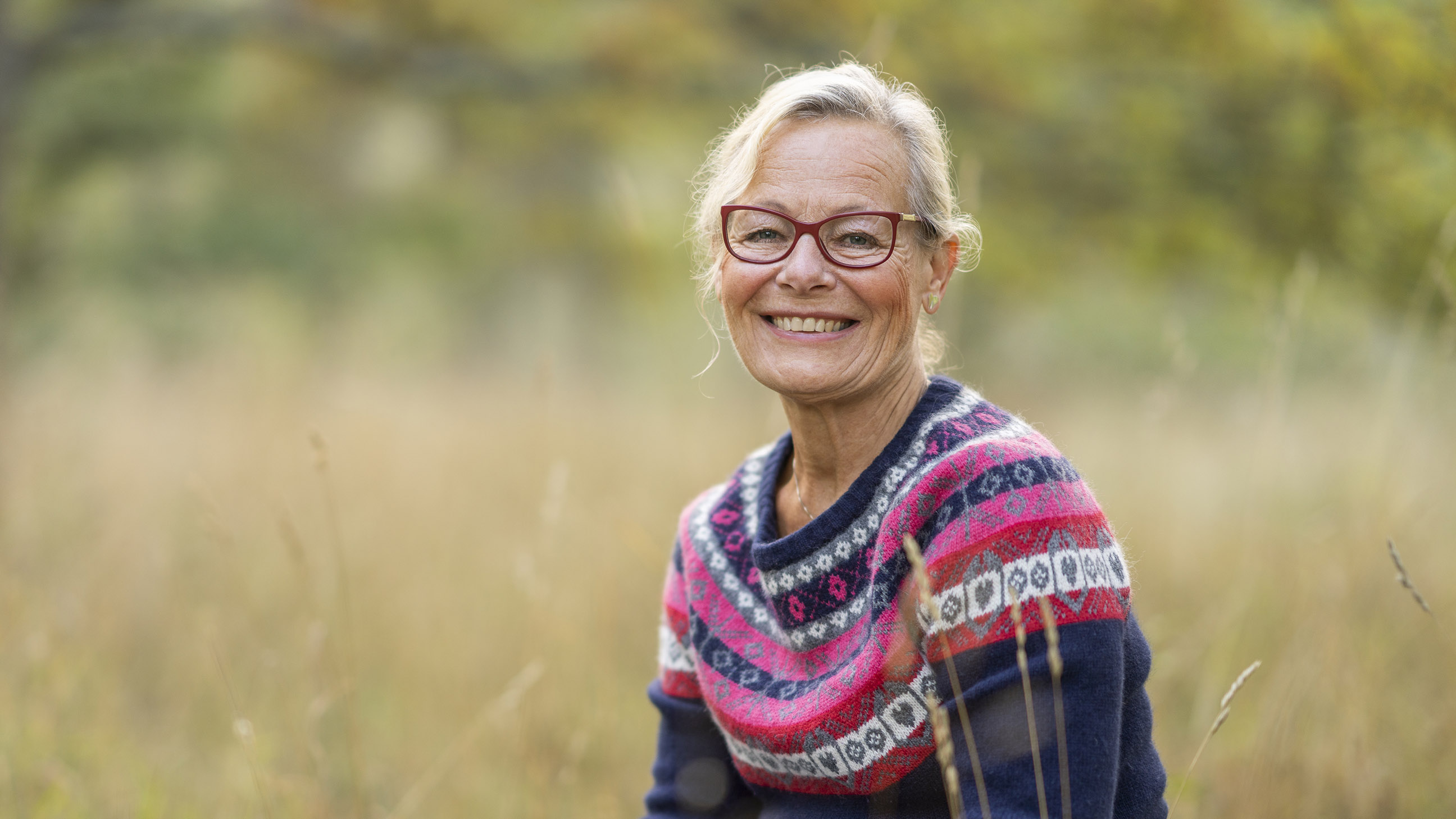 Kvinna ute i naturen.