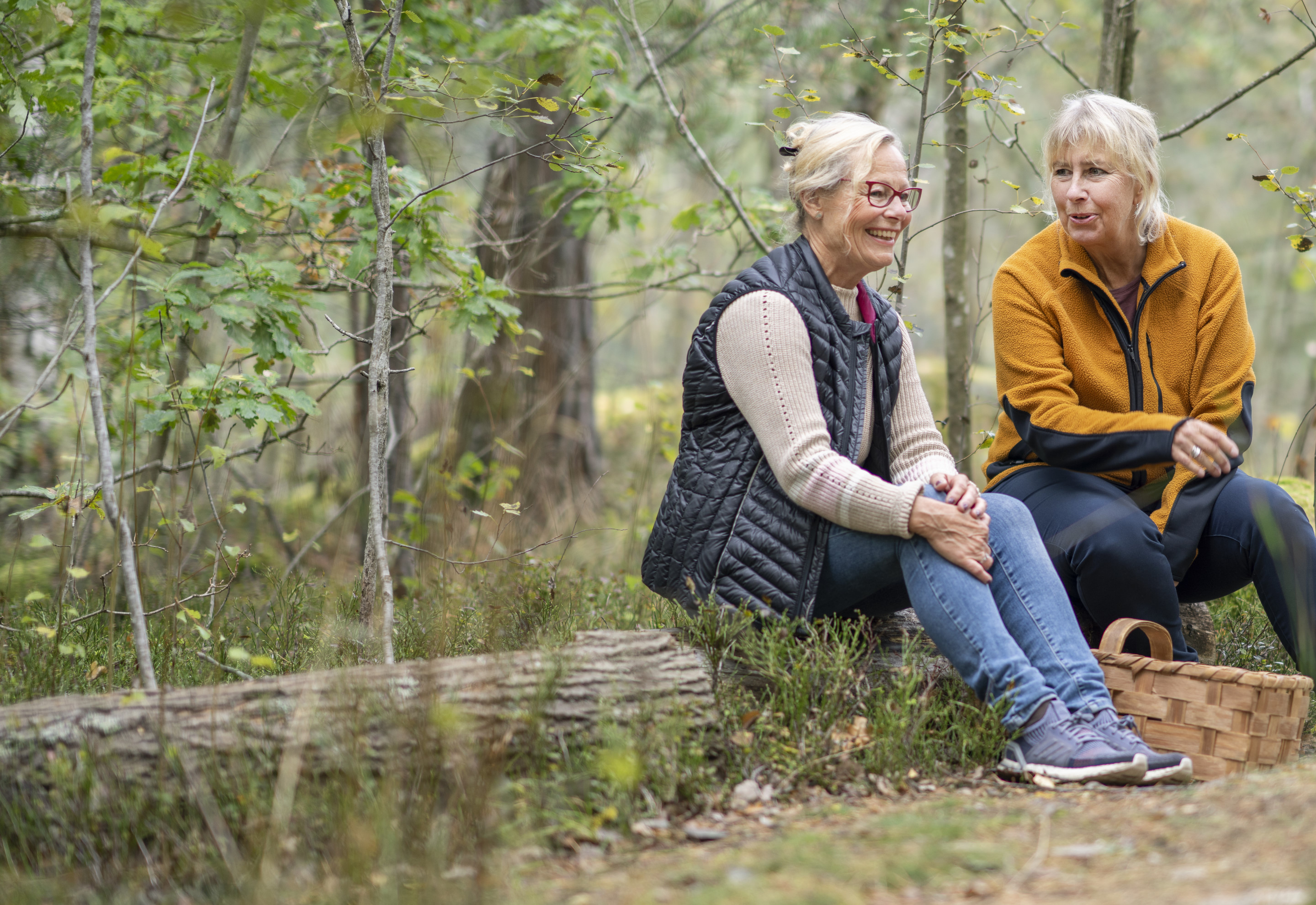 Två kvinnor i skogen.