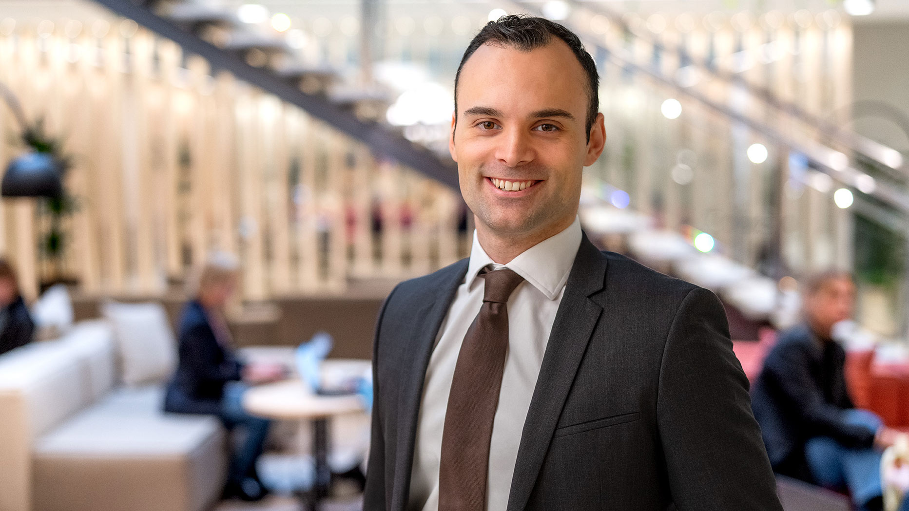 Man i kontorsmiljö.