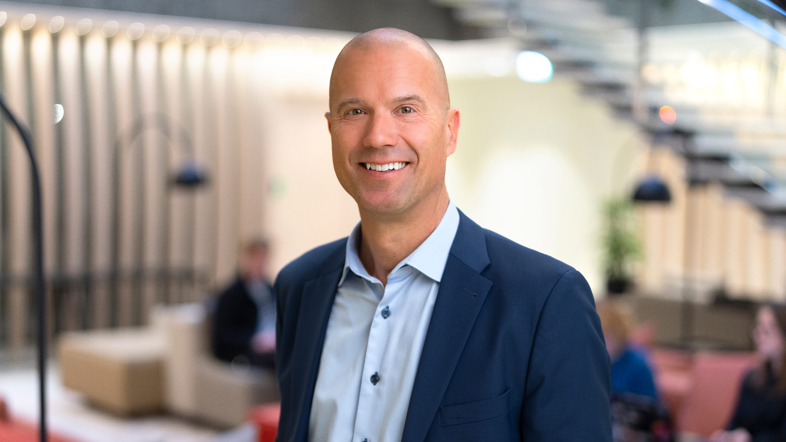 John Hernander i kontorsmiljö.