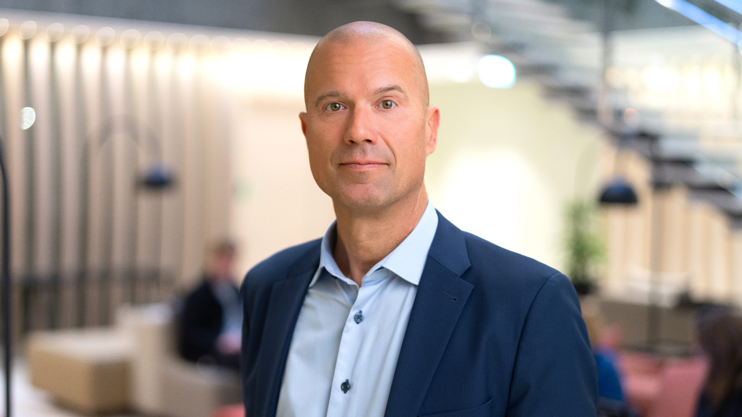 John Hernander i kontorsmiljö.