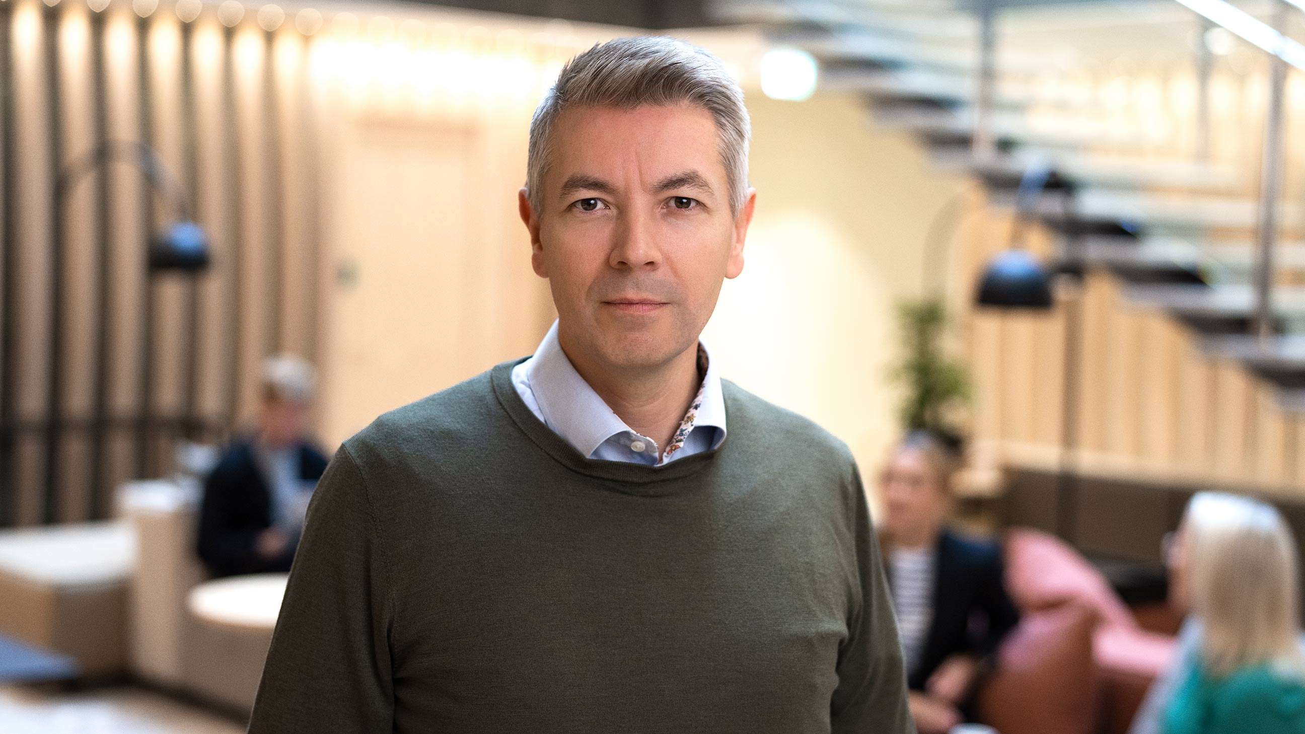 Man som tittar in i kameran.