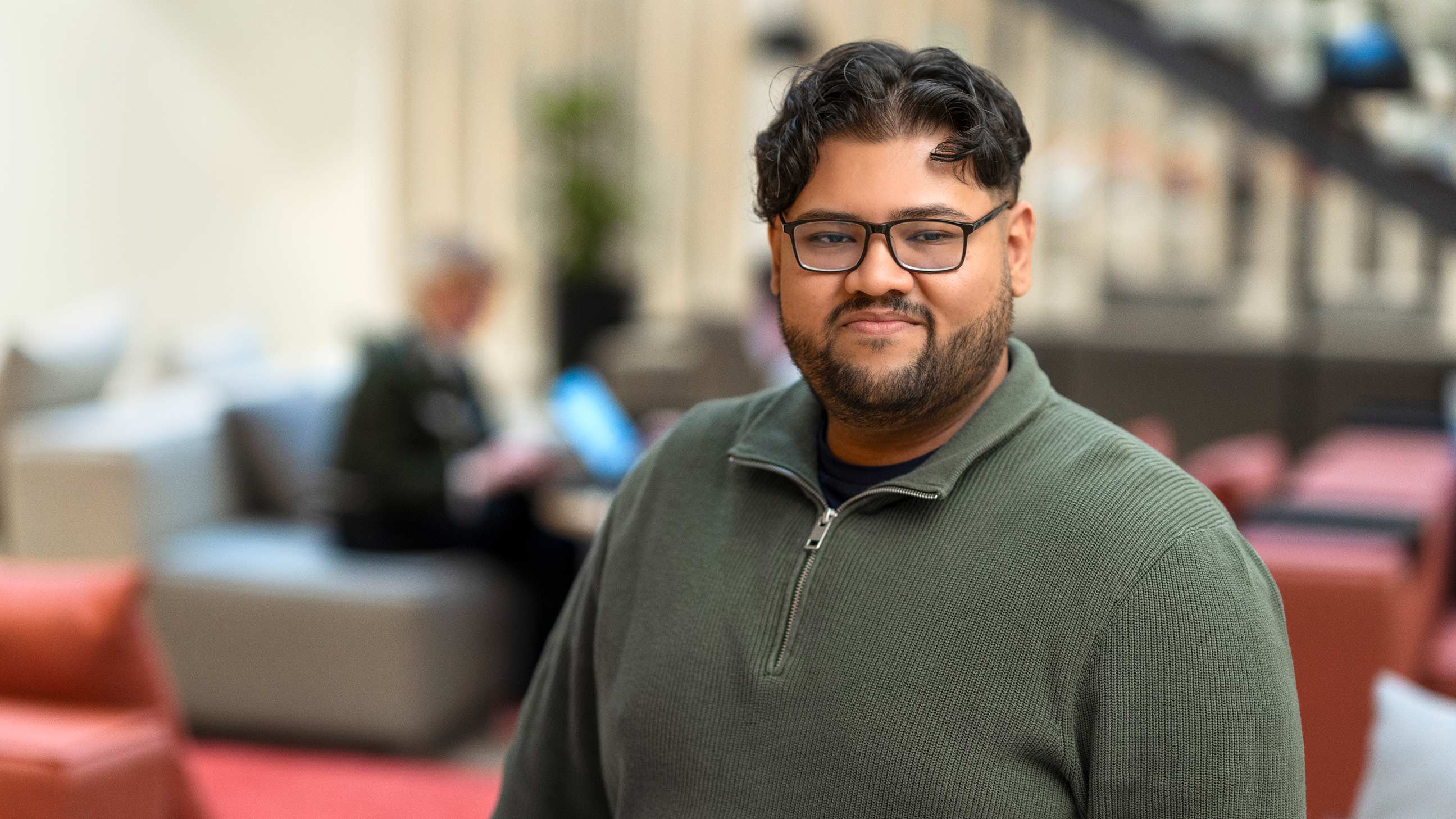 Man i kontorslandskap.