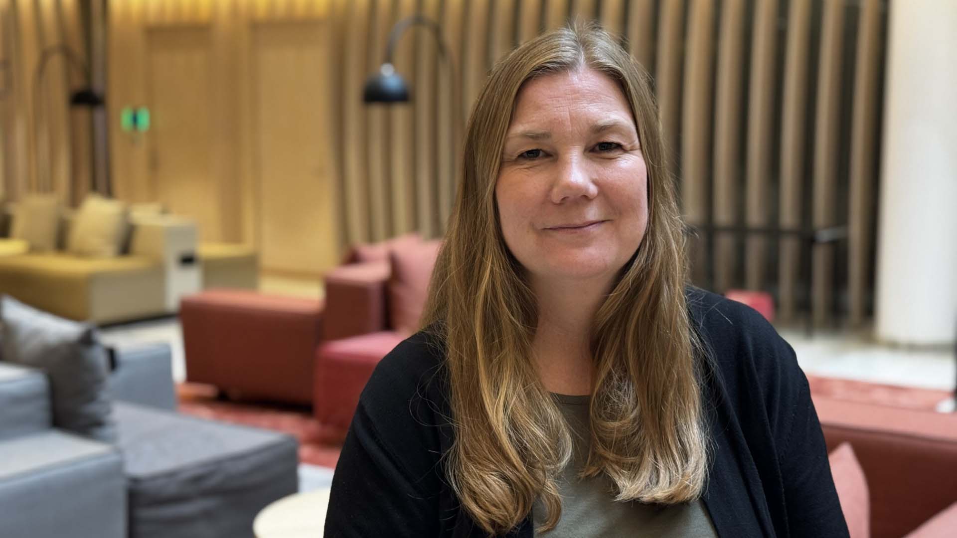Aktuarie Sofia Johansson i kontorsmiljö.