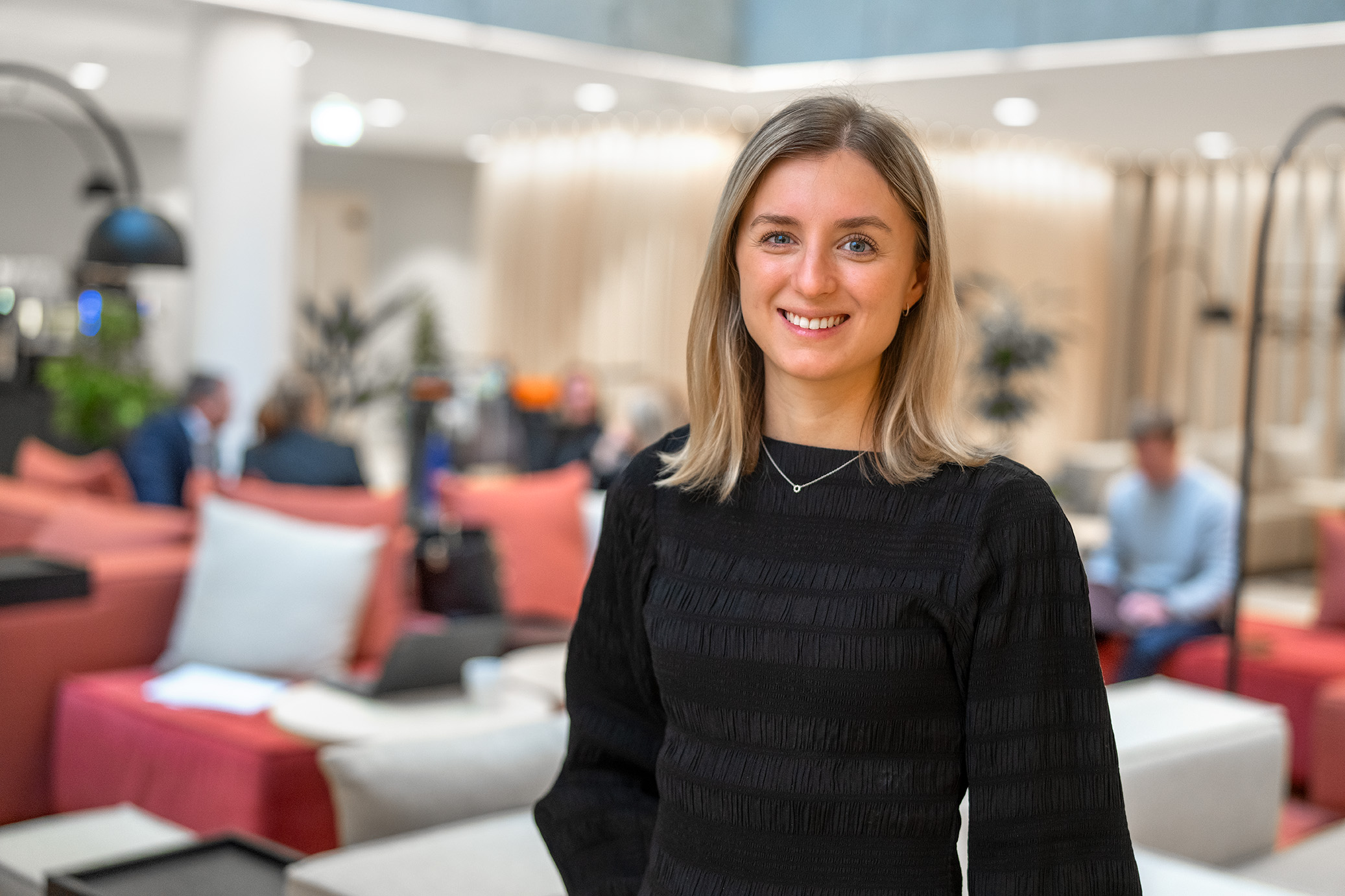 Kvinna i kontorsmiljö.