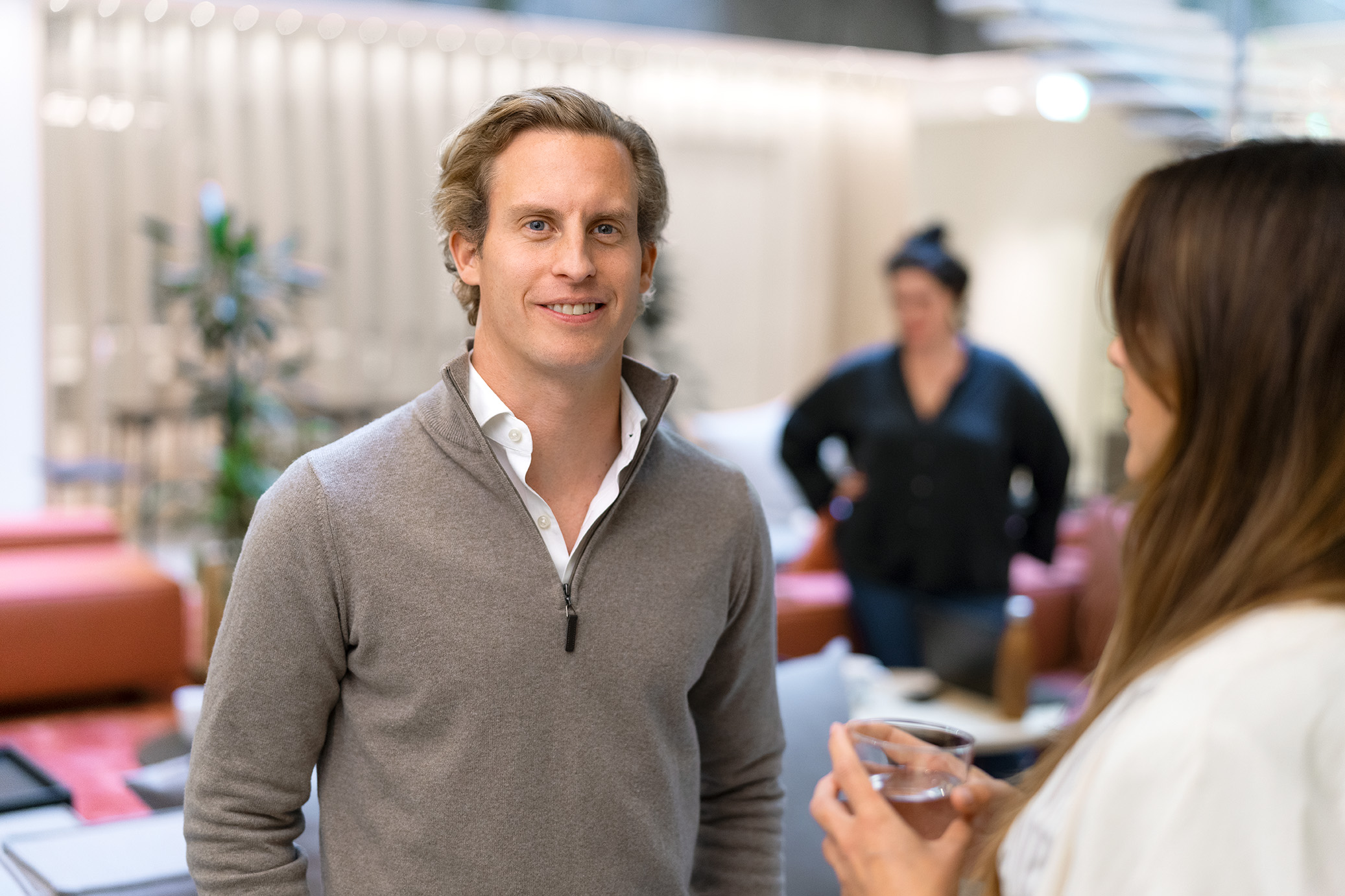 Man i kontorsmiljö.