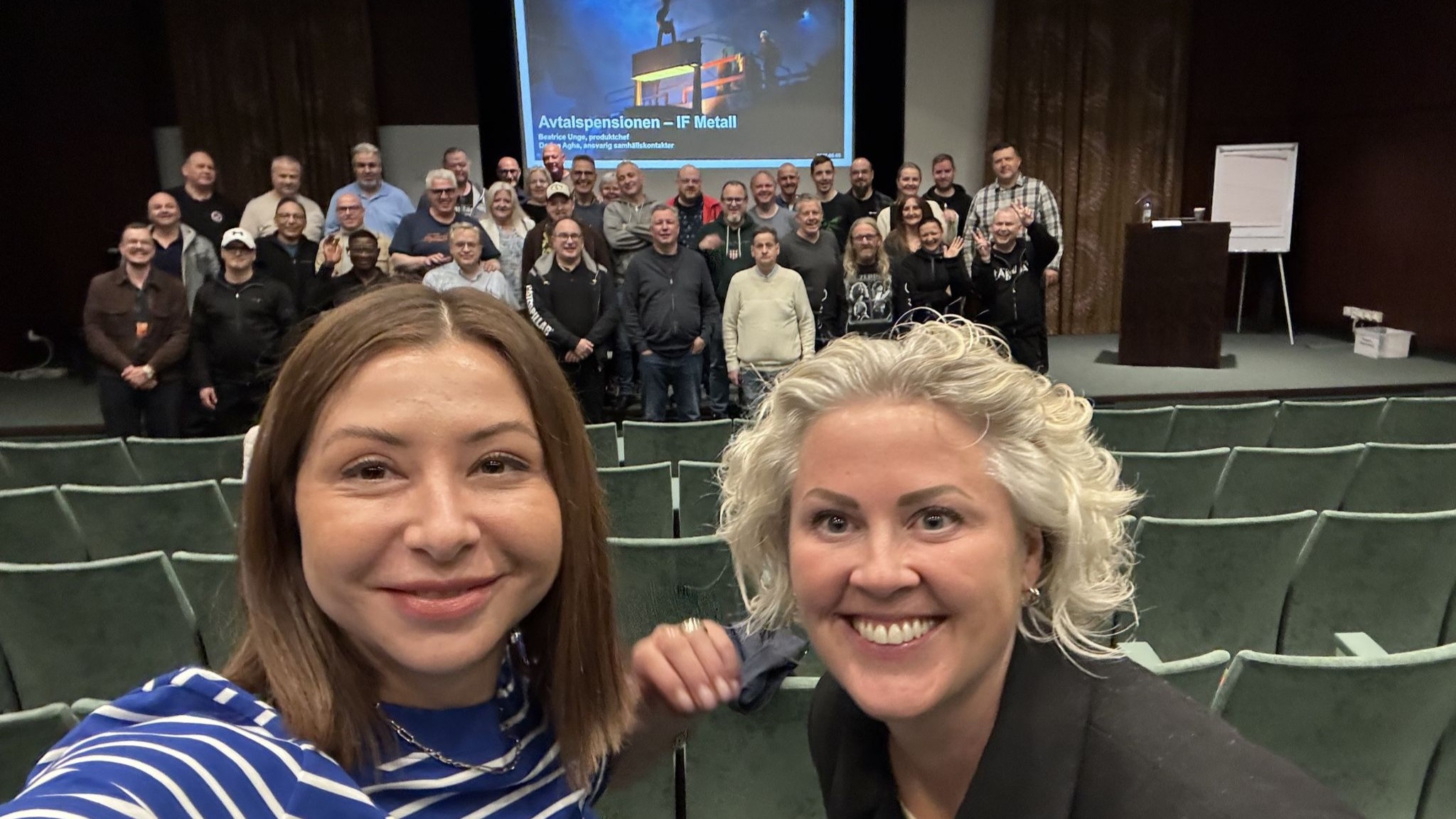 AMFs representanter Darina och Beatrice framför IF Metalls grupp  i Göteborg.